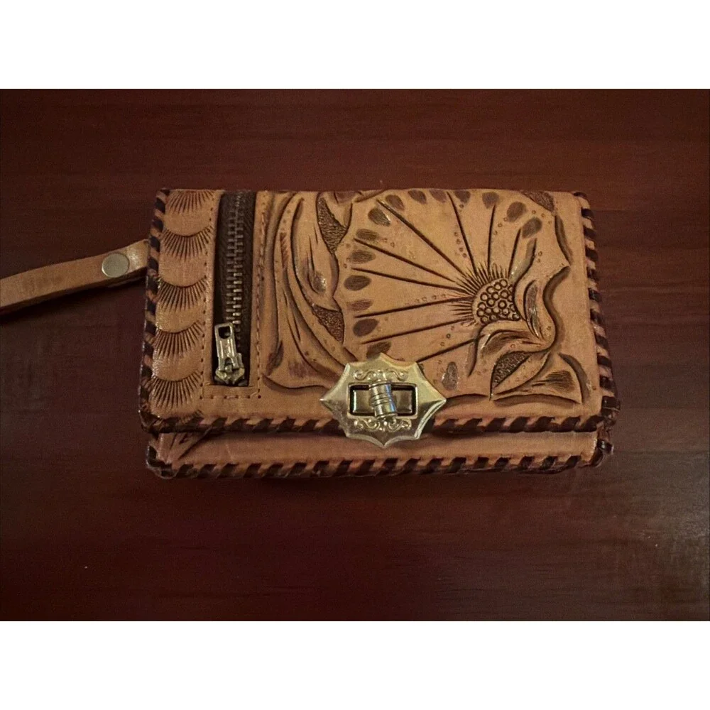 Vintage small leather Purse/Wallet Clasp zipper.  Mexico. Beautiful Hand Tooled!